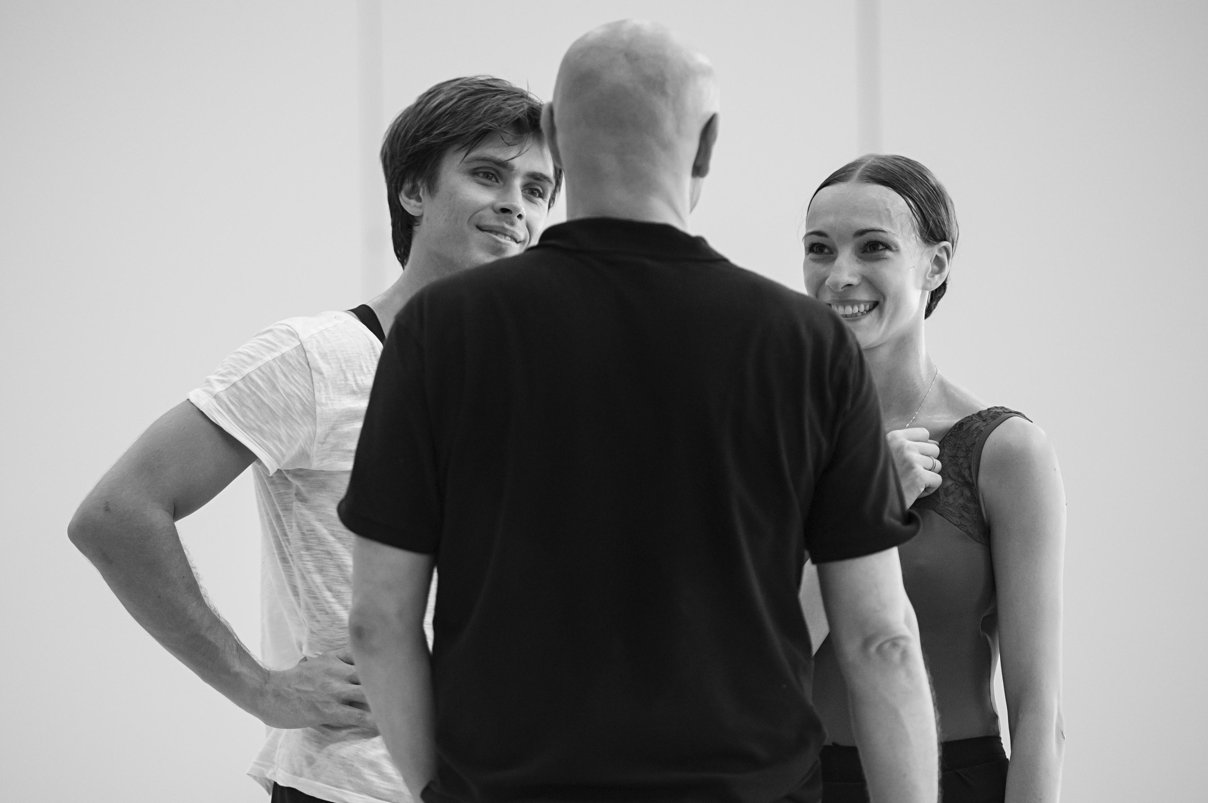 Olga Smirnova et Artem Ovcharenko répètent avec Jean-Christophe Maillot © Alice Blangero