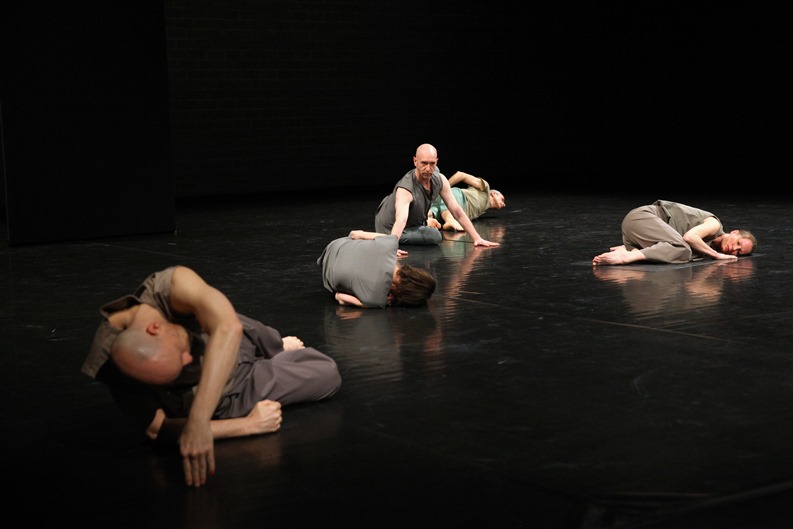 "Tenacity of Space" - Deborah Hay - Dance Ensemble On © Dorothea Tuch