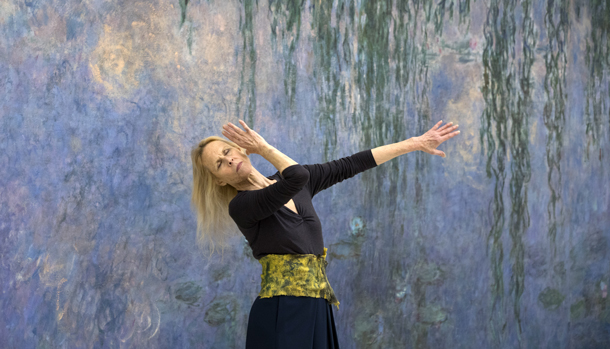 Carolyn Carlson dans les Nymphéas pour "Poetry Event" © Sophie Crépy
