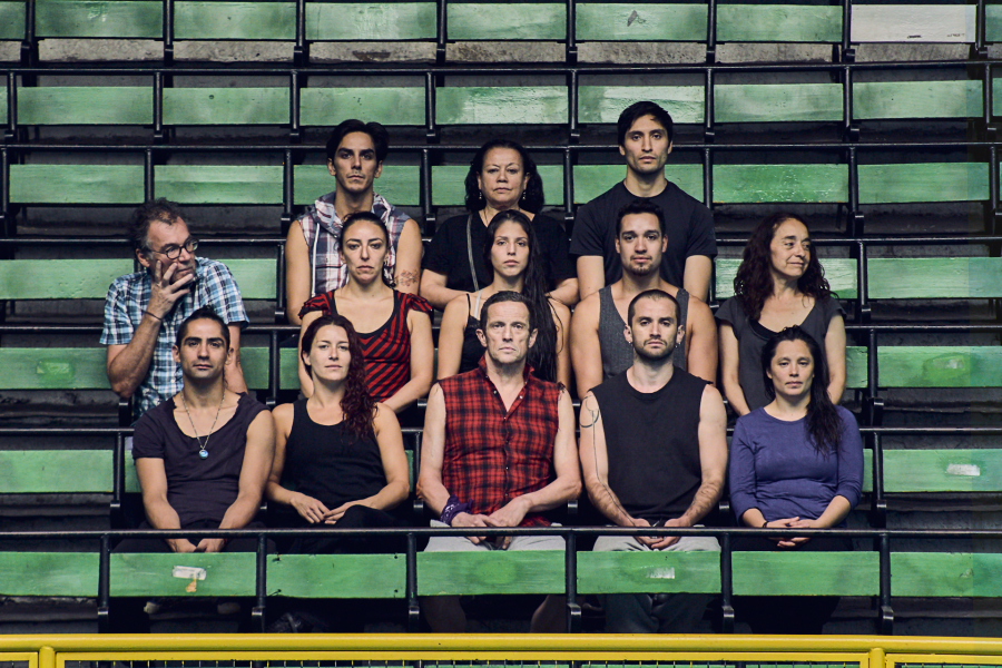 Claude Brumachon (à g), Benjamin Lamarche (au centre) et les danseurs chiliens dans le stade Victor Jara © Francisco Pavez