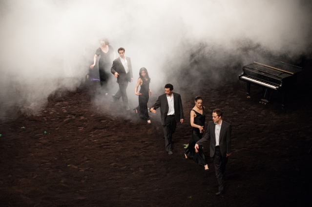 "Sur la montagne on entendit un hurlement" - Pina Bausch © Jochen Viehoff