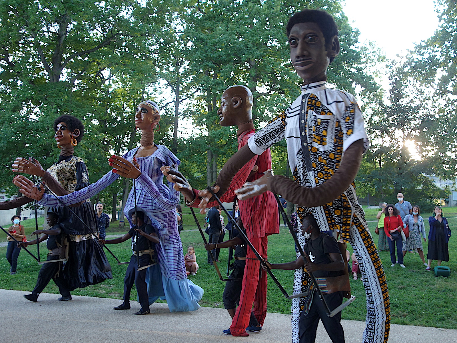 Déambulation "Grandes personnes de Bonomo" © Nicolas Villodre