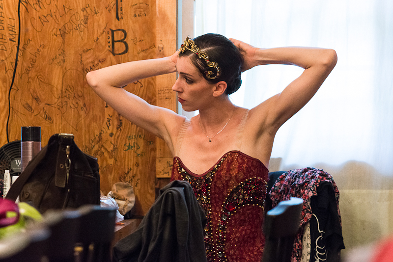 Laura Hecquet dans sa loge, avec la cie 3e étage. Jacob's Pillow Dance Festival, août 2013