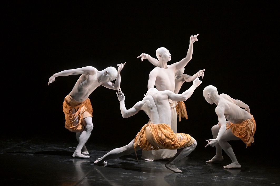 "Kôsa – Entre deux miroirs" - Sankai Juku © Jean-Claude Carbonne