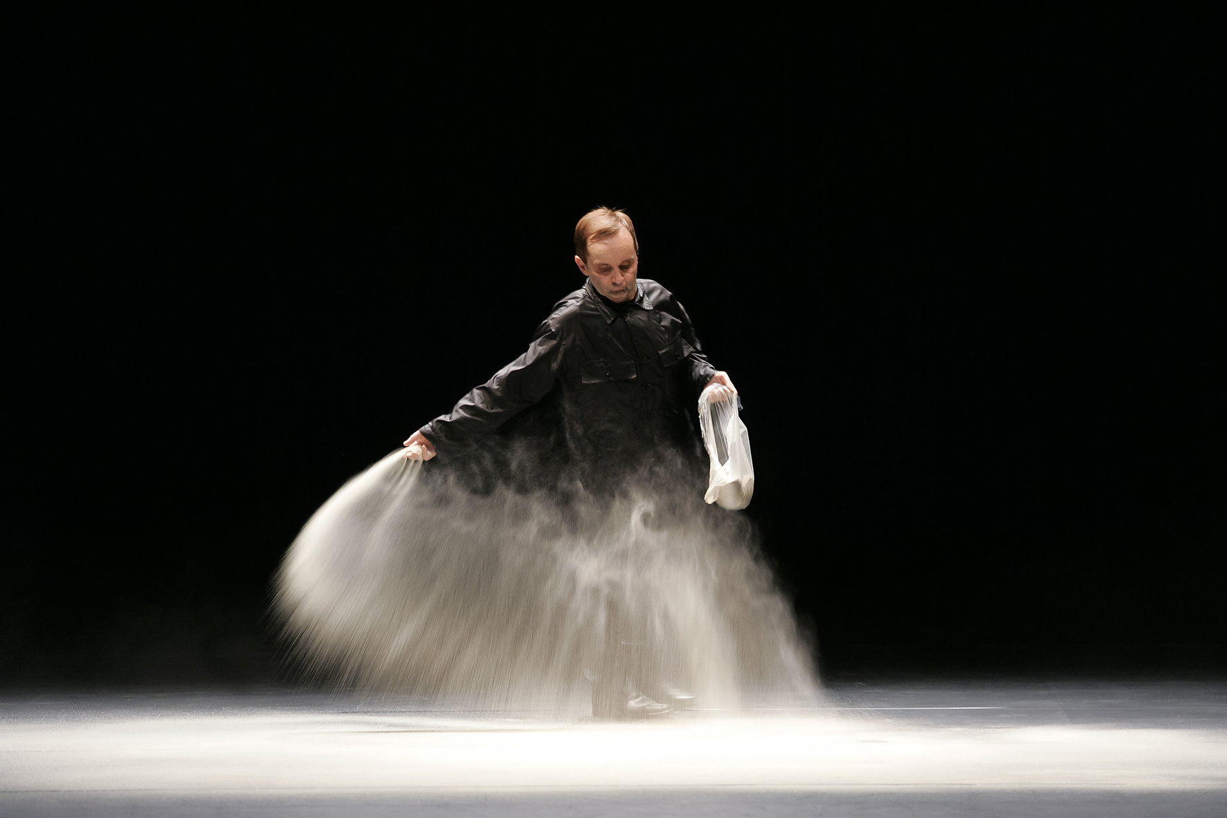 Raimund Hoghe dans "Swan Lake" © Laurent Philippe
