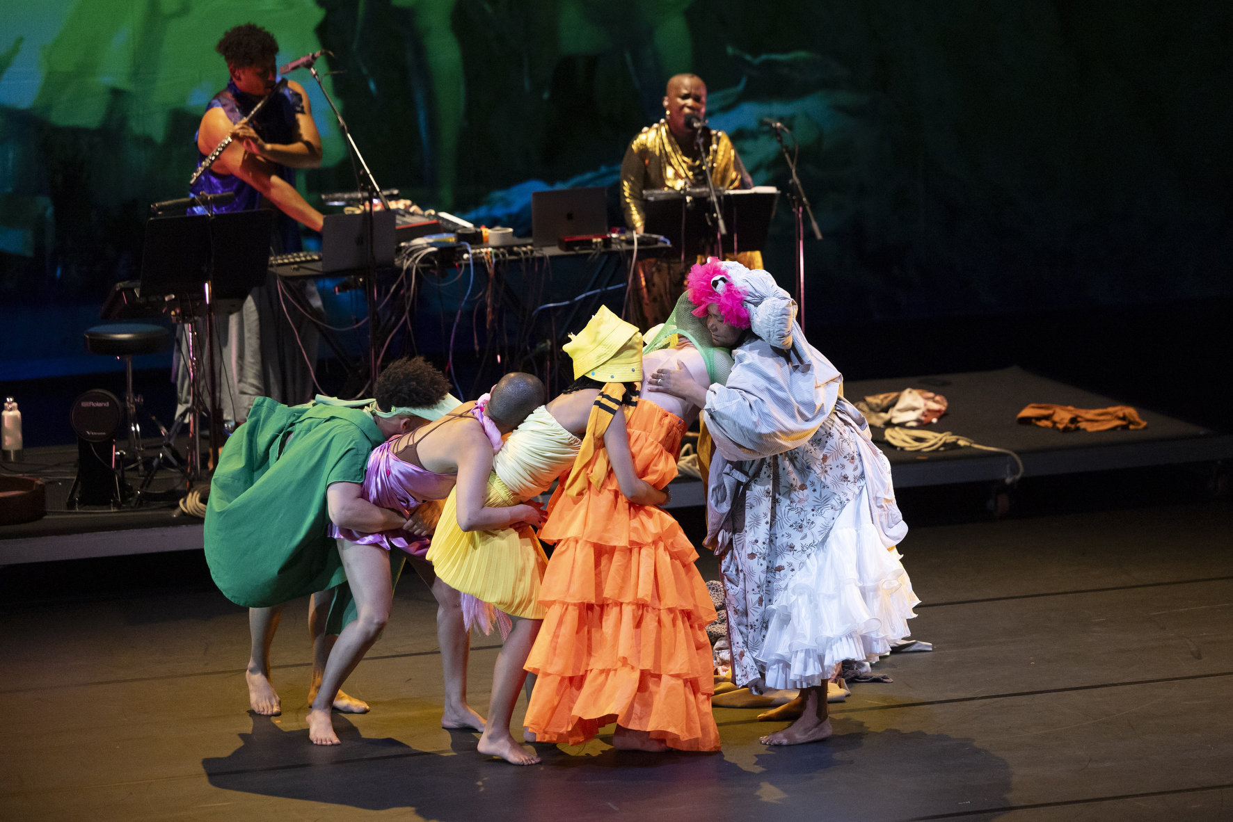 "How in salt desert is it possible to blossom..." de Robyn Orlin © Laurent Philippe