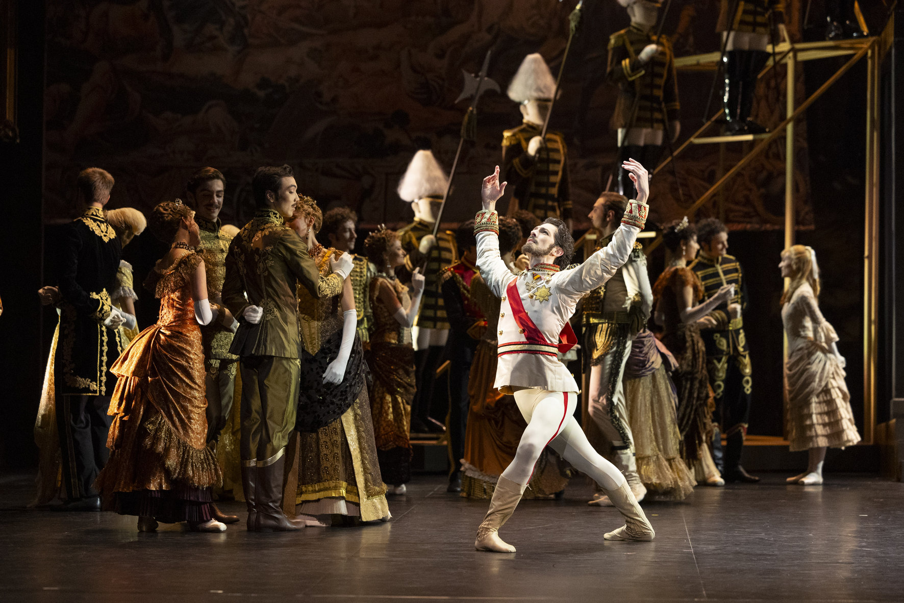 "Mayerling" de Kenneth MacMillan (ici avec Matthieu Ganio) © Laurent Philippe