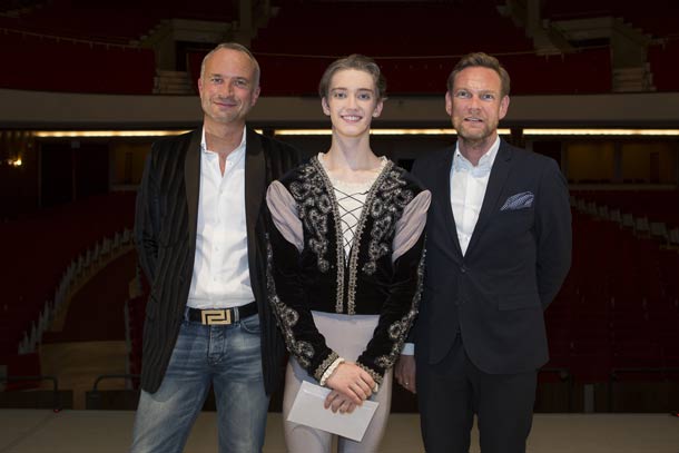 Julain Mackayentouré de Patrick Lesage, European Key Account Manager (Harlequin Floors) et Dirk Rueter, General Manager Harlequin Deutschland © Gregory Batardon