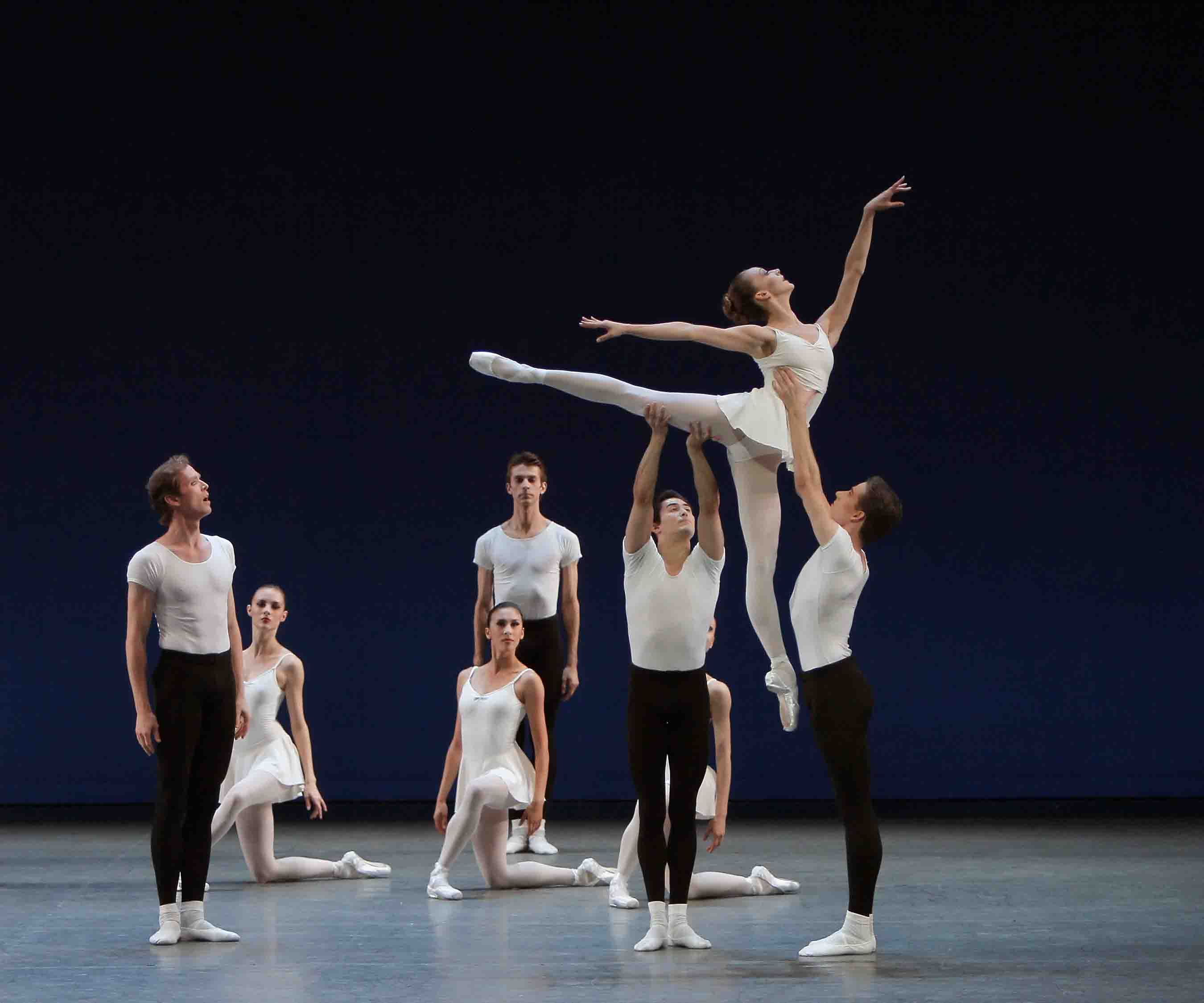 Maria Kowroski (en l'air) dans "Monumentum pro Gesualdo" © Paul Kolnik