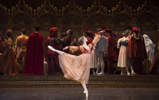 Léonore Baulac dans "Roméo et Juliette" version Noureev © Julien Benhamou / OnP