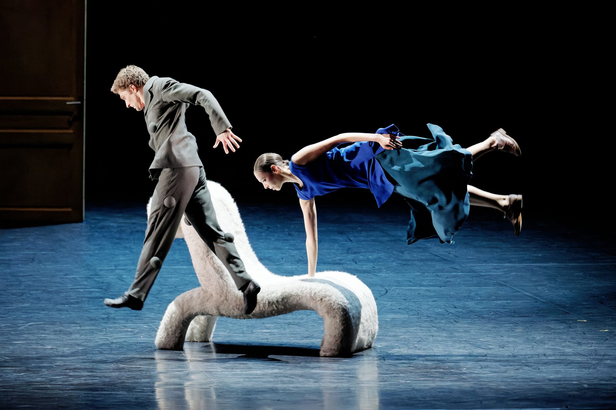 Roxane Stojanov dans "Appartement" de Mats Ek © Agathe Poupeney/OnP