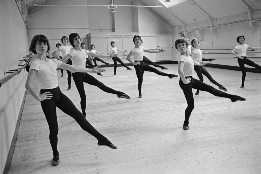 Patrick Dupond à l'Ecole de Danse de l'Opéra (devant à droite) © Colette Masson