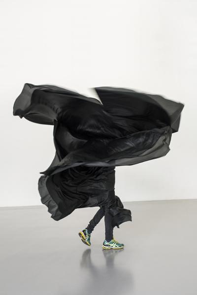 Ola Maciejewska, BOMBYX MORI Black Object, 2016 Avec le soutien de la Fondation d’entreprise Hermès dans le cadre du programme New Settings © Martin Argyroglo