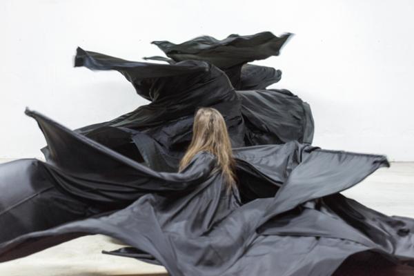 Ola Maciejewska, BOMBYX MORI Black Object, 2016 Avec le soutien de la Fondation d’entreprise Hermès dans le cadre du programme New Settings © Martin Argyroglo