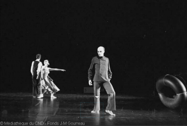 Michel Caserta et l'Ensemble chorégraphique de Vitry " Visages de Sable" 1980 © J.M. Gourreau