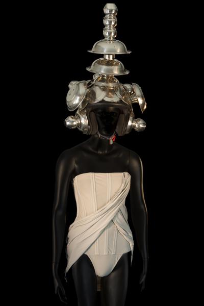 Costume d’Igor Chapurin pour le rôle d’une prêtresse dans Suivront mille ans de calme, Ballet Preljocaj, 2010