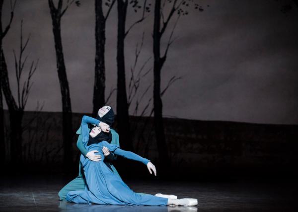 Ludmila Pagliero (Tatiana) Myriam Ould Braham (Olga) Myriam Ould Braham (Olga), Mathieu Ganio (Onéguine) © Julien Benhamou OnP