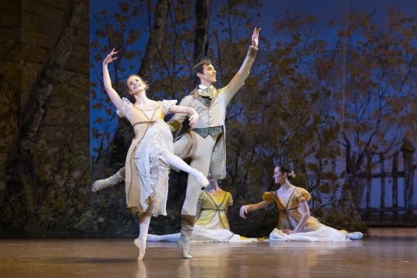 Lenski (Marc Moreau) et Olga (Léonore Baulac)