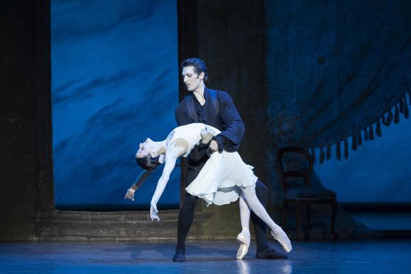 Tatiana (Ludmila Pagliero) et Onéguine (Mathieu Ganio)