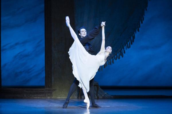 Tatiana (Ludmila Pagliero) et Onéguine (Mathieu Ganio)