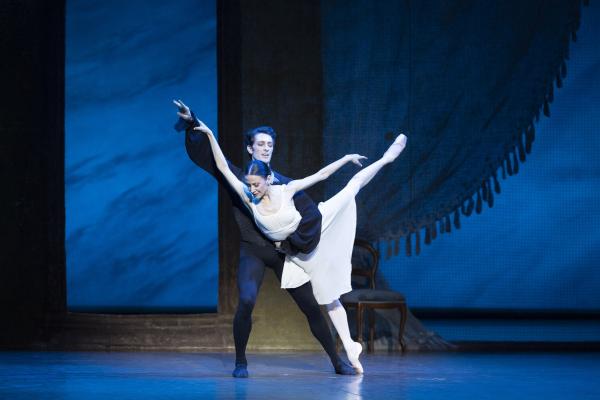 Tatiana (Ludmila Pagliero) et Onéguine (Mathieu Ganio)
