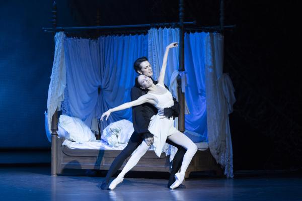 Tatiana (Ludmila Pagliero) et Onéguine (Mathieu Ganio)