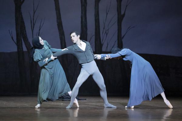 Tatiana (Ludmila Pagliero), Lenski (Marc Moreau) et Olga (Léonore Baulac)
