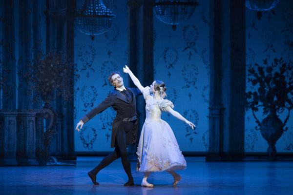 Tatiana (Ludmila Pagliero) et Onéguine (Mathieu Ganio)