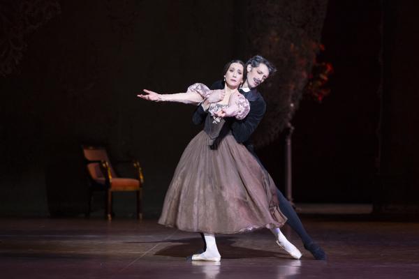 Tatiana (Ludmila Pagliero) et Onéguine (Mathieu Ganio)