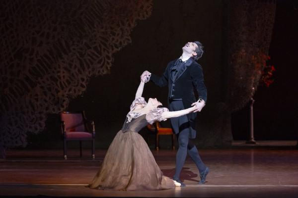 Tatiana (Ludmila Pagliero) et Onéguine (Mathieu Ganio)
