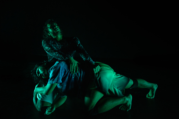 Brian Mendez et Justin de Luna dans "Unarmoured" © Kinga Michalska