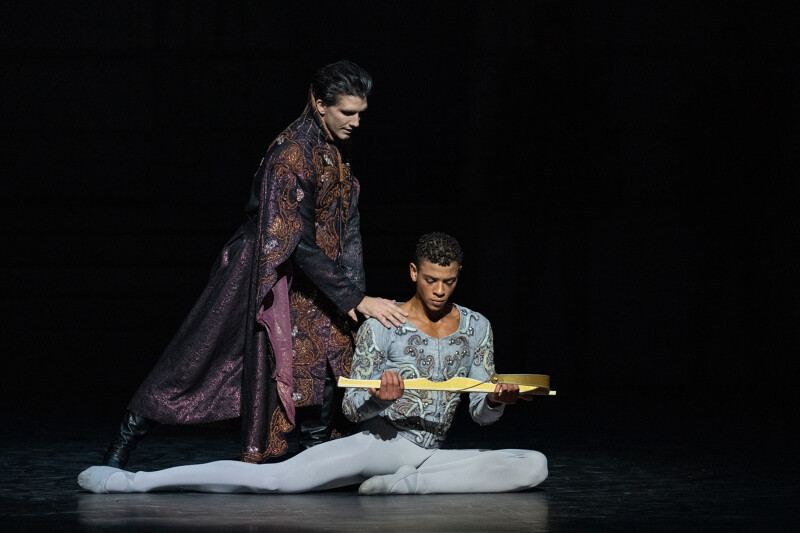Guillaume Diop (Siegried) et Pablo Legasa (Rothbart) © Yonathan Kellerman / OnP