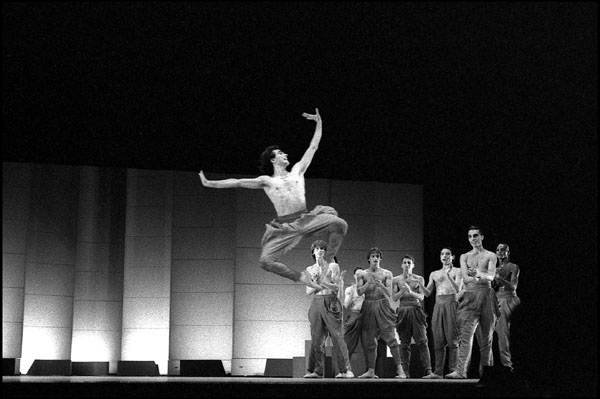Egypte - Le Caire - L'Opéra. Répétition Générale du ballet "Pyramide" par le Béjart Ballet Lausanne. Au centre le danseur français Michel Gascard. Jeudi 17 mai 1990 © Sergine Laloux