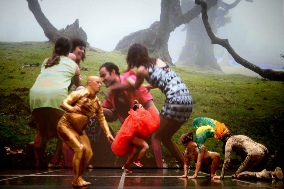 "Happy island" - La Ribot - Cie Dançando com a Diferença © Julio Silva Castro