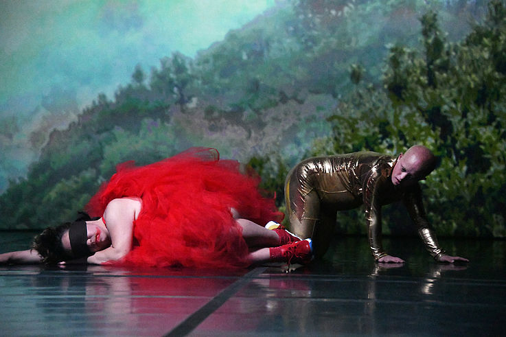 "Happy island" - La Ribot - Cie Dançando com a Diferença © Caroline Morel Fontaine