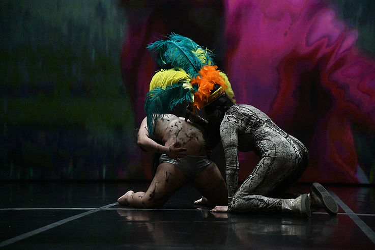 "Happy island" - La Ribot - Cie Dançando com a Diferença © Caroline Morel Fontaine