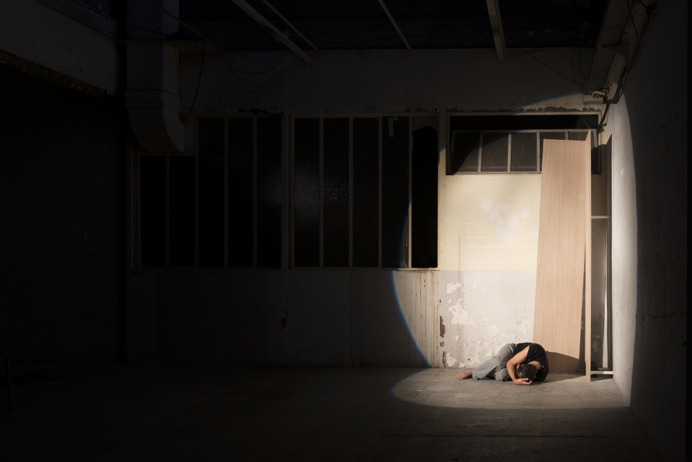 "L'homme au coin" - Vincent Lacoste © Caroline Chapron