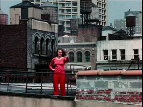 Trisha Brown dans "Roof Piece" © Babette Mangolte 1973