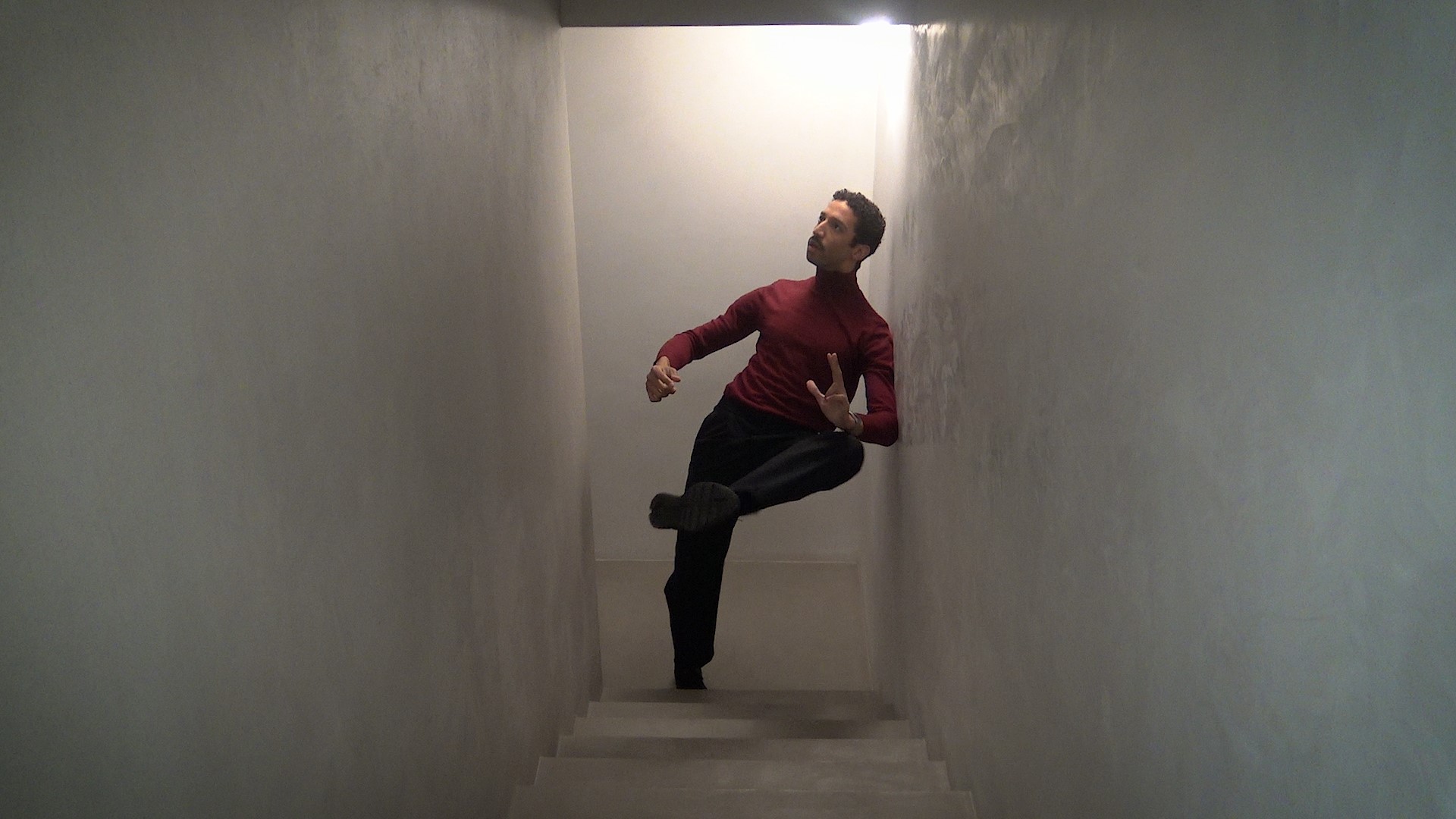 un danseur d'Aterballetto en répétition chez lui