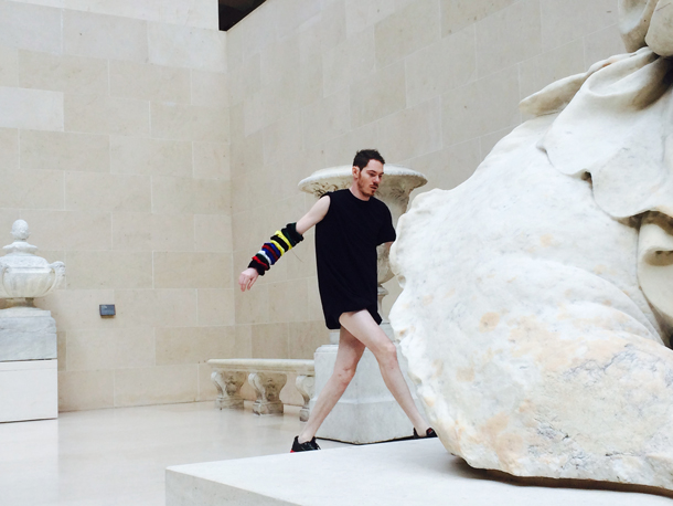 "Rue" de Vomir Cordeiro en répétiton au Louvre © Margot Videcoq