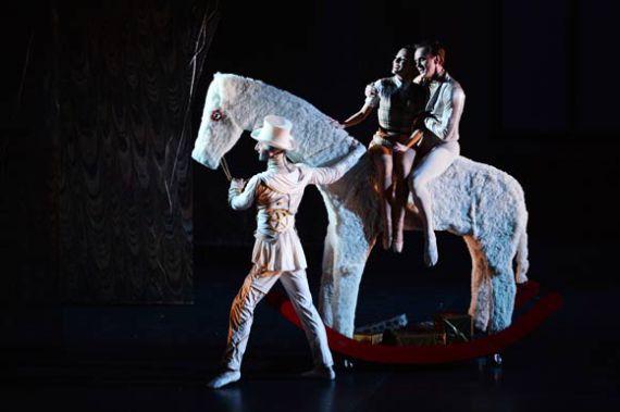 Valérian Antoine (Drosselmeyer), Kim Maï Do Danh (Clara) et Gleb Lyamenkoff (Le Prince)@Philippe Gisselbrecht – Metz Métropole
